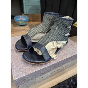 Sz 9 Freebird Devil Sandals in Blue!